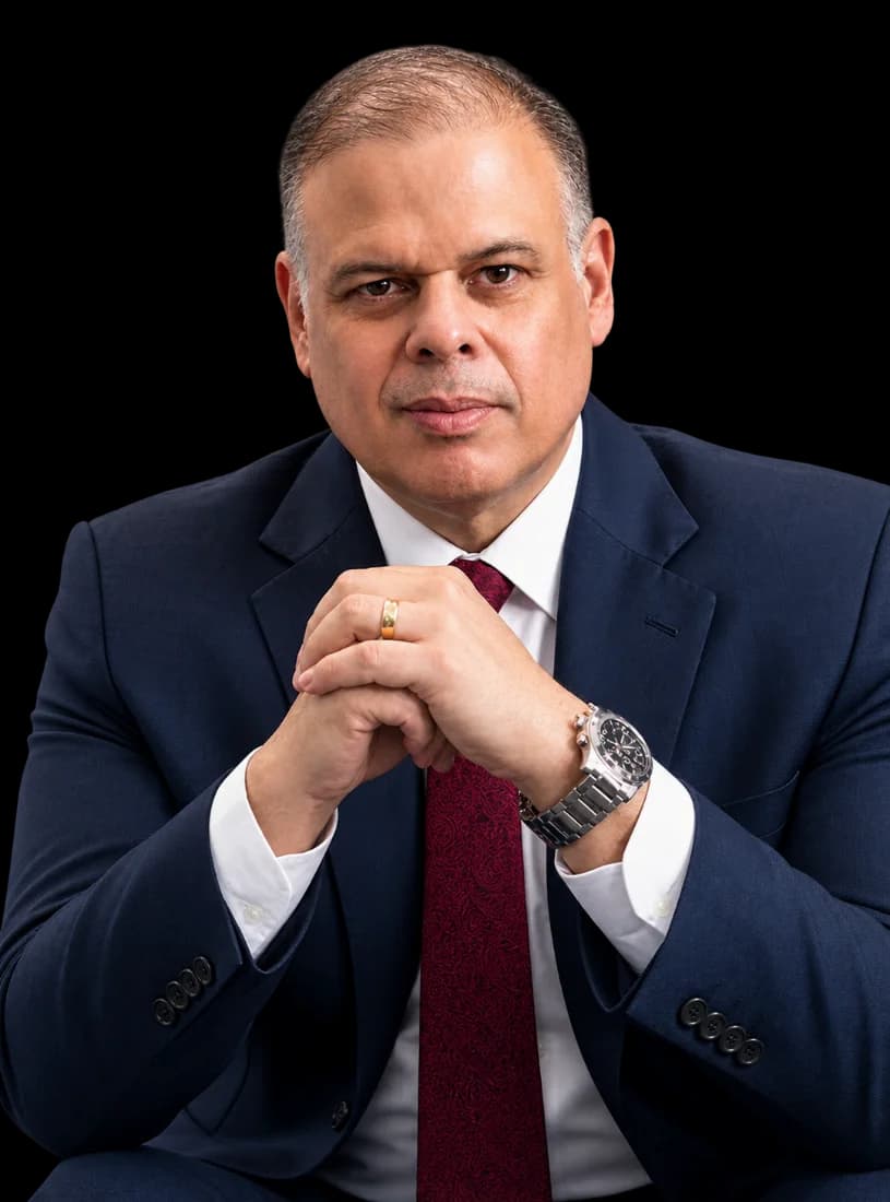Haroldo Menezes, advogado do servidor público, de terno azul-marinho, com as mãos entrelaçadas